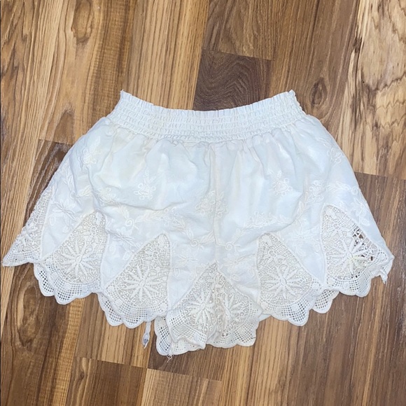 Adorable Soft Lacey Shorts off white - Picture 4 of 5